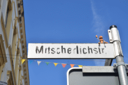 Street-Yogi in der Mitscherlichstraße