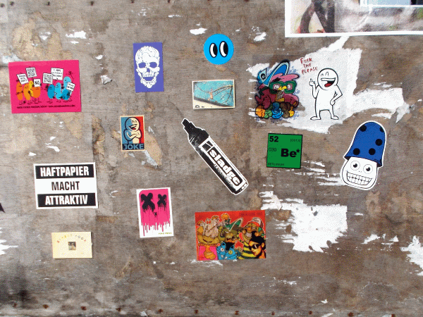 Sticker am Streetart-Pinboard