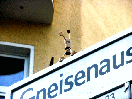 Street-Yogi: Eka Pada Adho Vrksasana