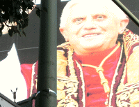 Street-Yogi und Papst