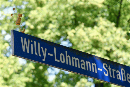 Kleiner Mann in der Stadt