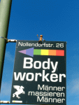 Street-Yogi grüßt Bodyworker
