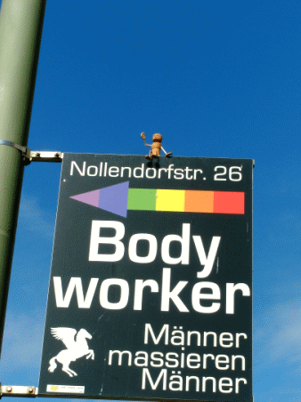 Street-Yogi grüßt Bodyworker