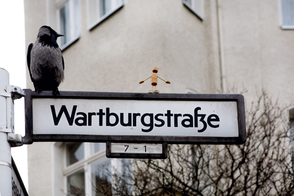 Street-Yogi mit Vogel