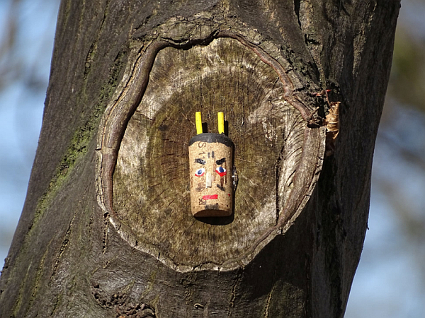 Den Teufel an den Baum kleben