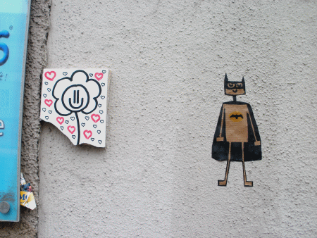 Batman neben Sonnenblume